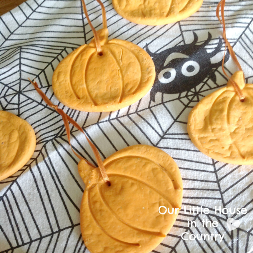 cornstarch-dough-pumpkin-hanging-decorations-fall-autumn-crafts-for-kids-halloween-3